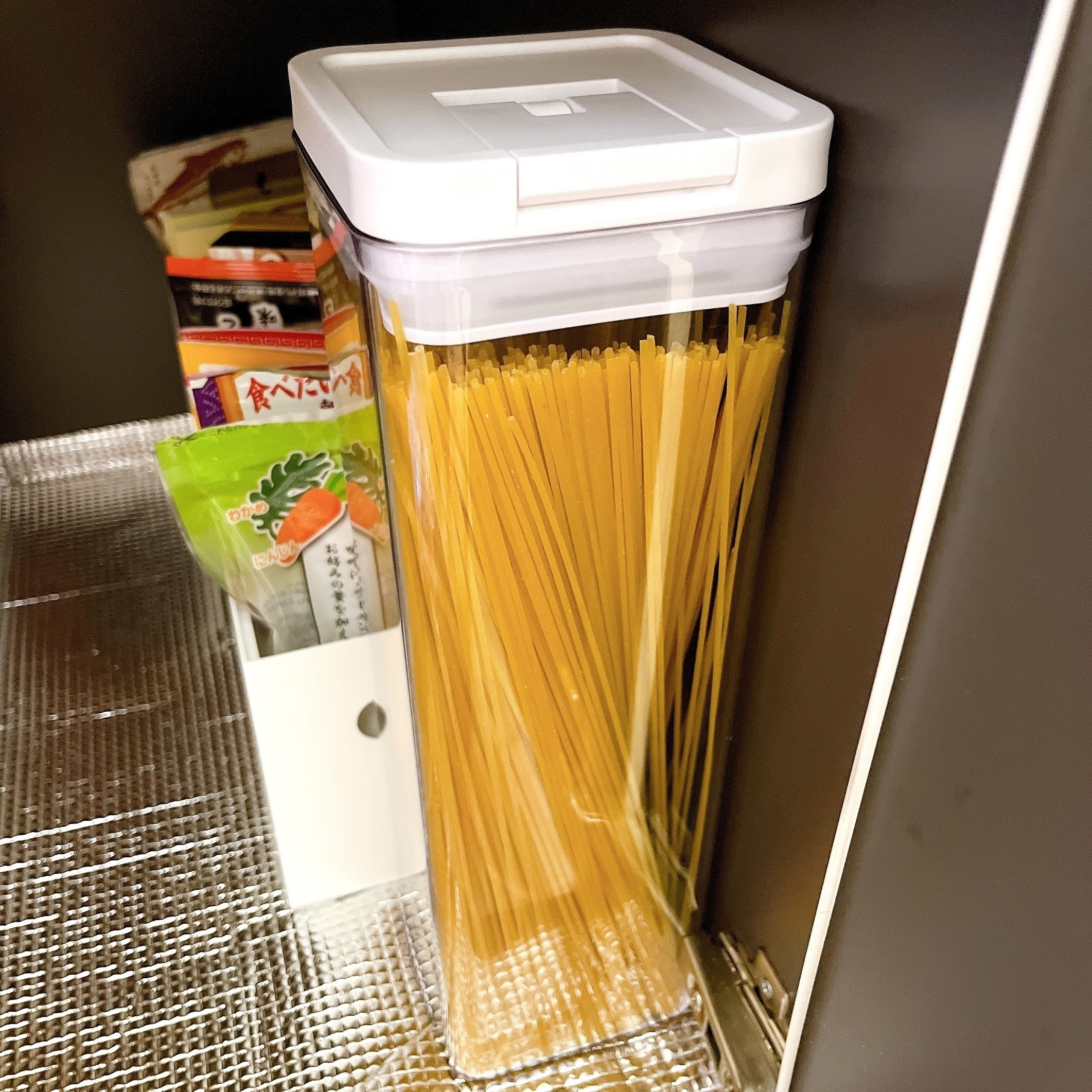 カインズのおすすめキッチングッズ「片手で開け閉めができる保存容器パスタ用」