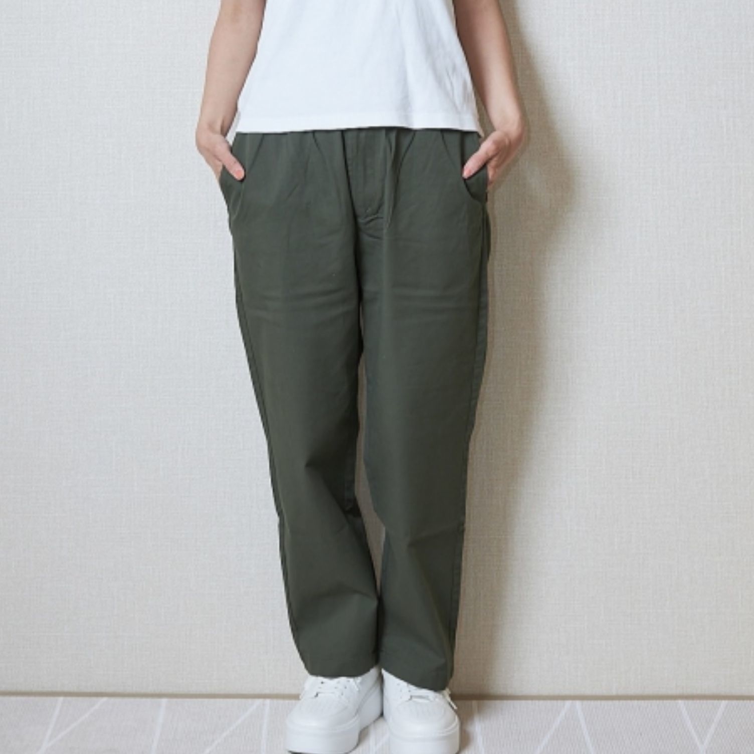 ユニクロのおすすめ商品「ストレッチイージーアンクルパンツ」