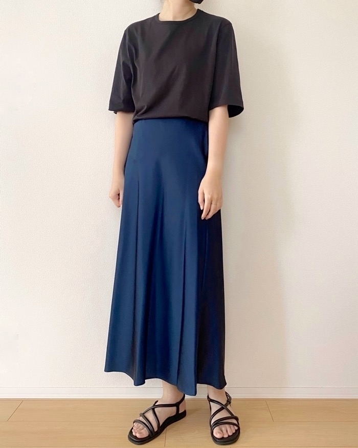 ユニクロのおすすめアイテム「サテンスカート」