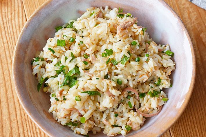 おいしそうなチャーハンが陶器のボウルに盛られている。