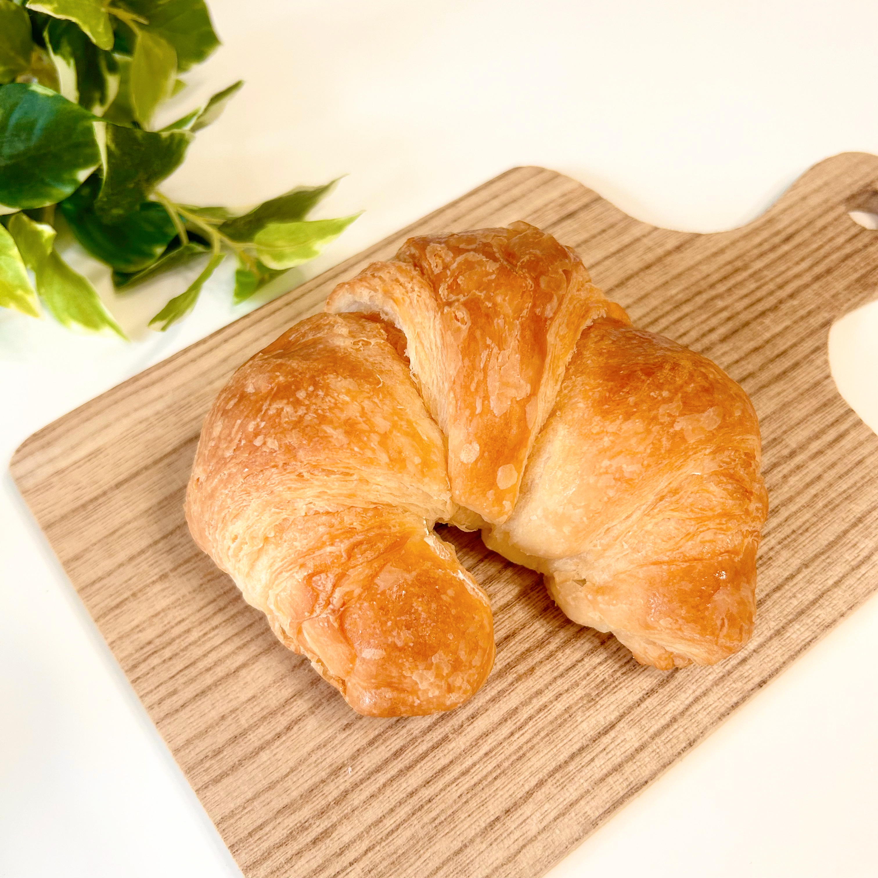 FamilyMart（ファミリーマート）のおすすめスイーツパン「［ブルーグリーン］ふんわりソイクロワッサン（つぶあん&amp;amp;ホイップ）