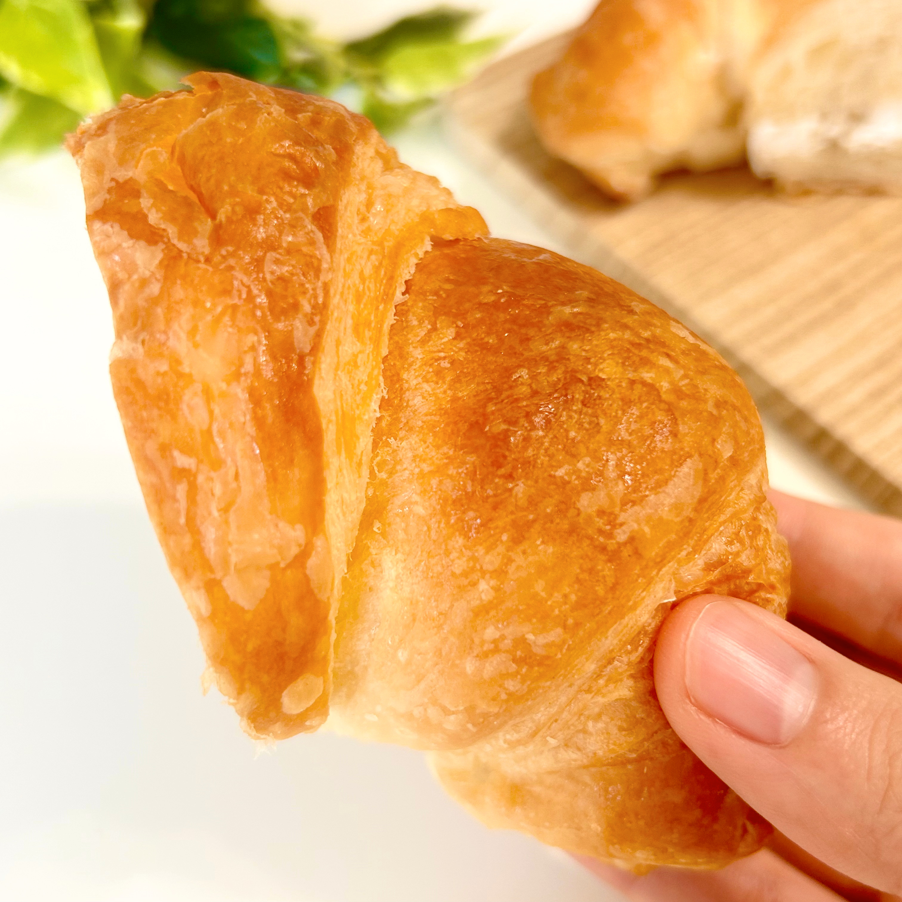 FamilyMart（ファミリーマート）のおすすめスイーツパン「［ブルーグリーン］ふんわりソイクロワッサン（つぶあん&amp;amp;ホイップ）