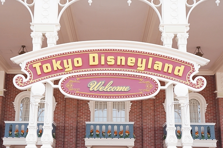 東京ディズニーランドの正面入口に「Welcome」の看板が掲げられている様子。