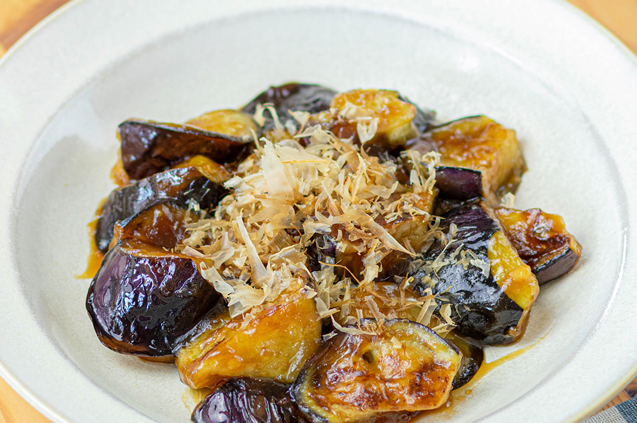 皿に盛られた焼きナスの料理。削り節がトッピングされています。