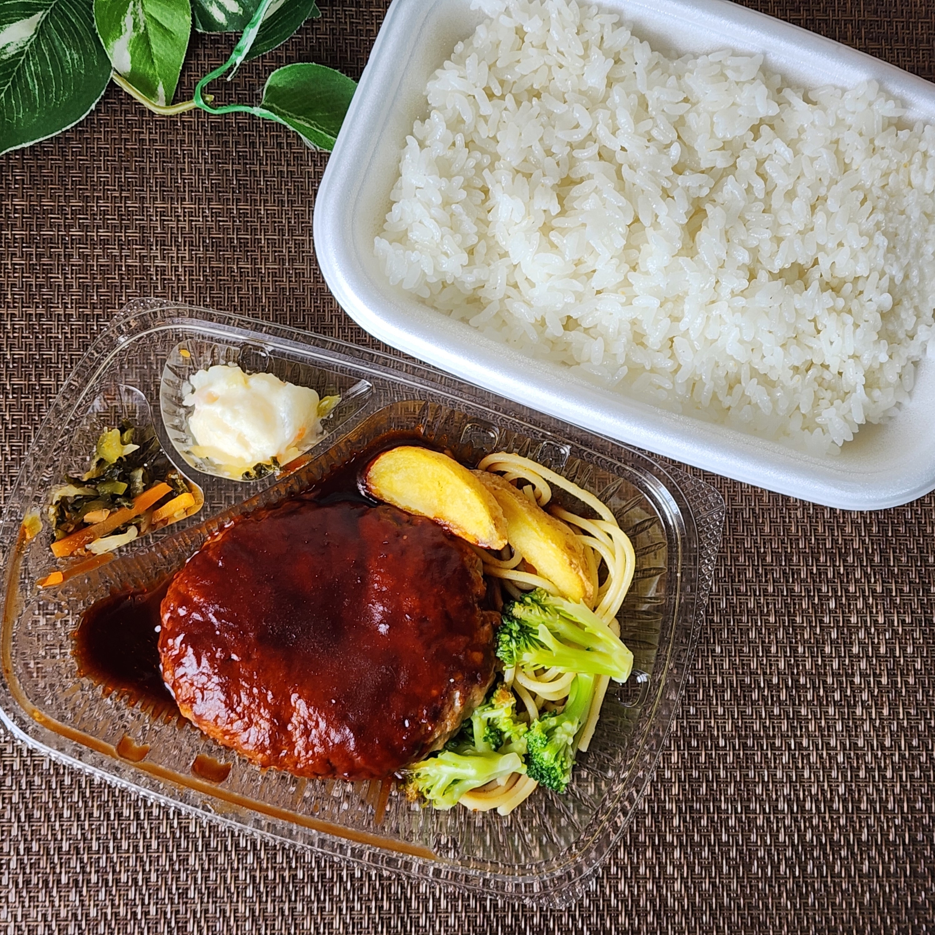 ほっともっとのおすすめ弁当「牛すじと野菜をじっくり煮込んだデミソース デミグラスハンバーグ弁当」