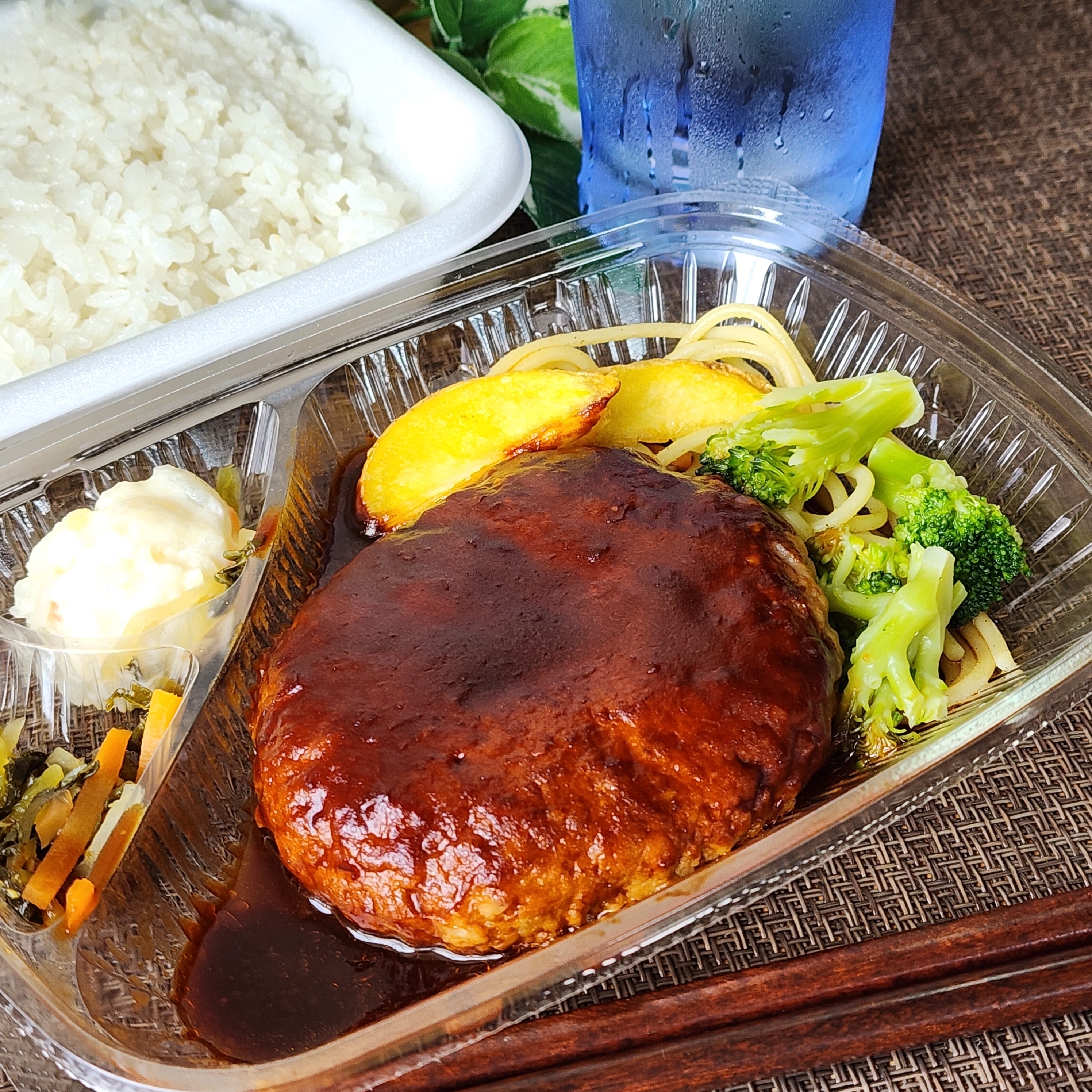 ほっともっとのおすすめ弁当「牛すじと野菜をじっくり煮込んだデミソース デミグラスハンバーグ弁当」