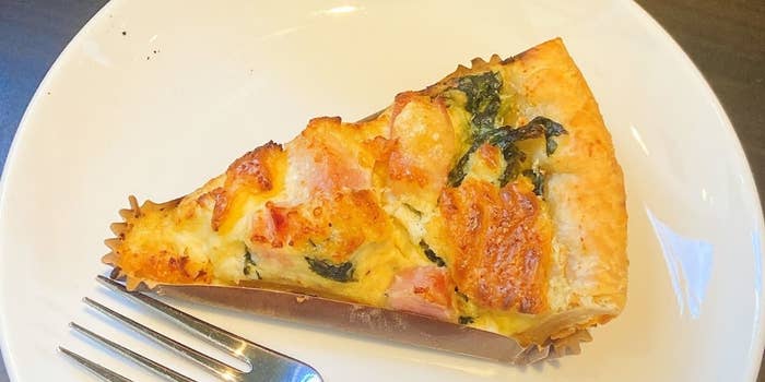 スタバの定番人気メニュー「ベーコンとほうれん草のキッシュ」長年みんなに愛されるおすすめフード