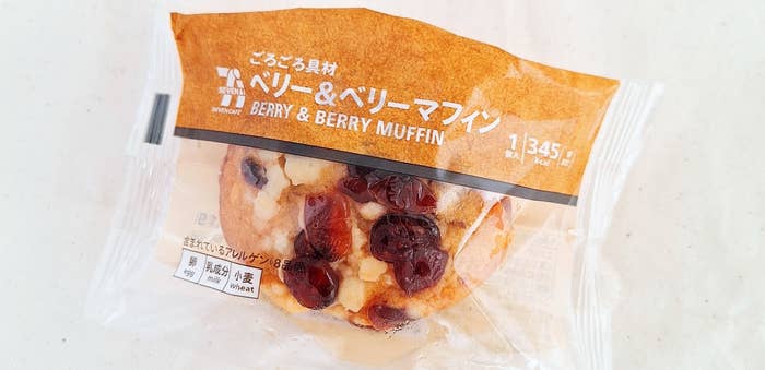 セブン-イレブンのおすすめスイーツ「7カフェ ベリー&ベリーマフィン」