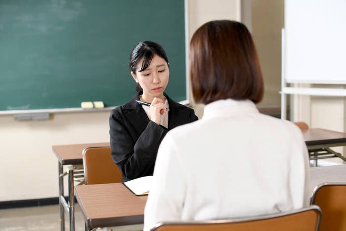 教室で人が話し合うイメージ写真(Koumaru / Getty Images)