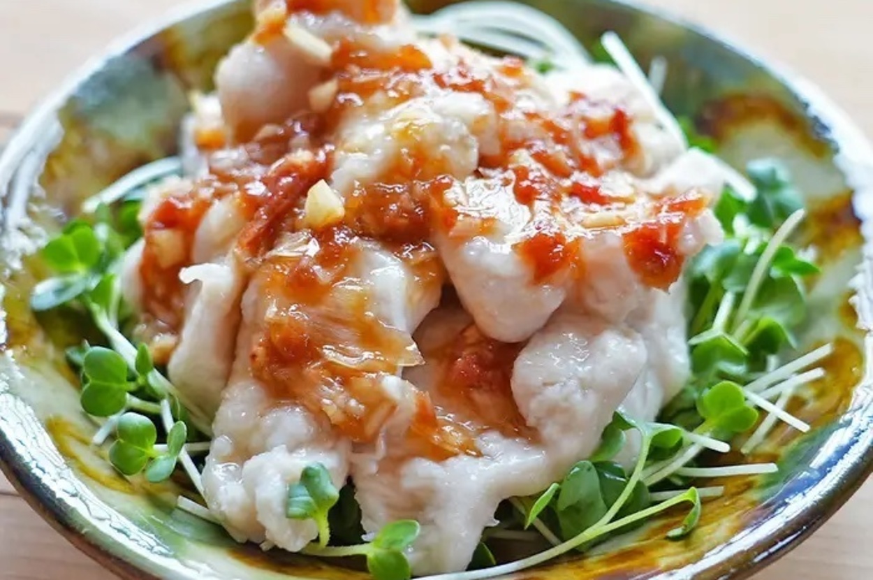 皿に盛られた鶏肉と野菜の料理。鶏肉の上にはソースがかかっています。