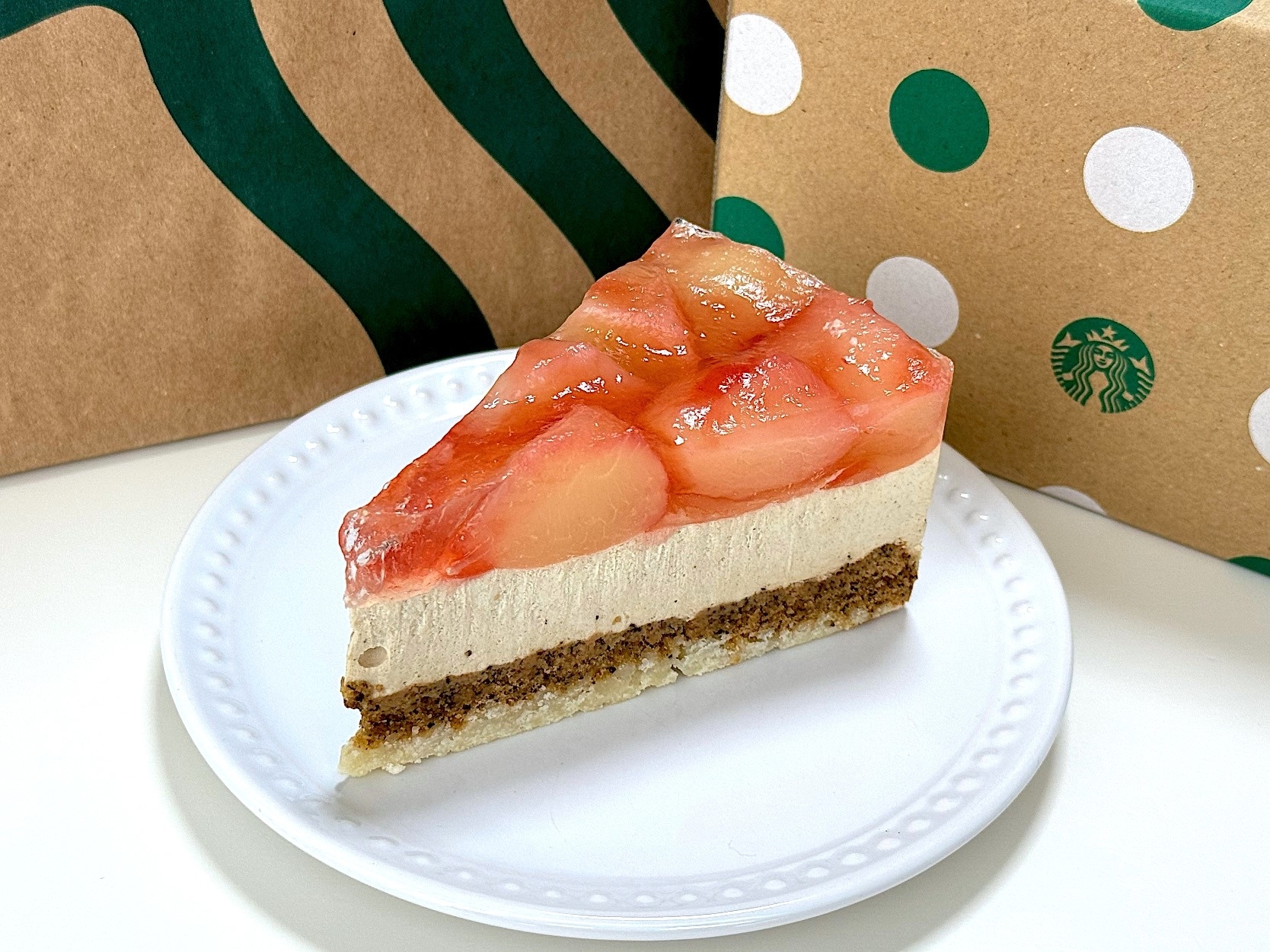STARBUCKS（スターバックス）のおすすめスイーツ「白桃＆アールグレイケーキ」