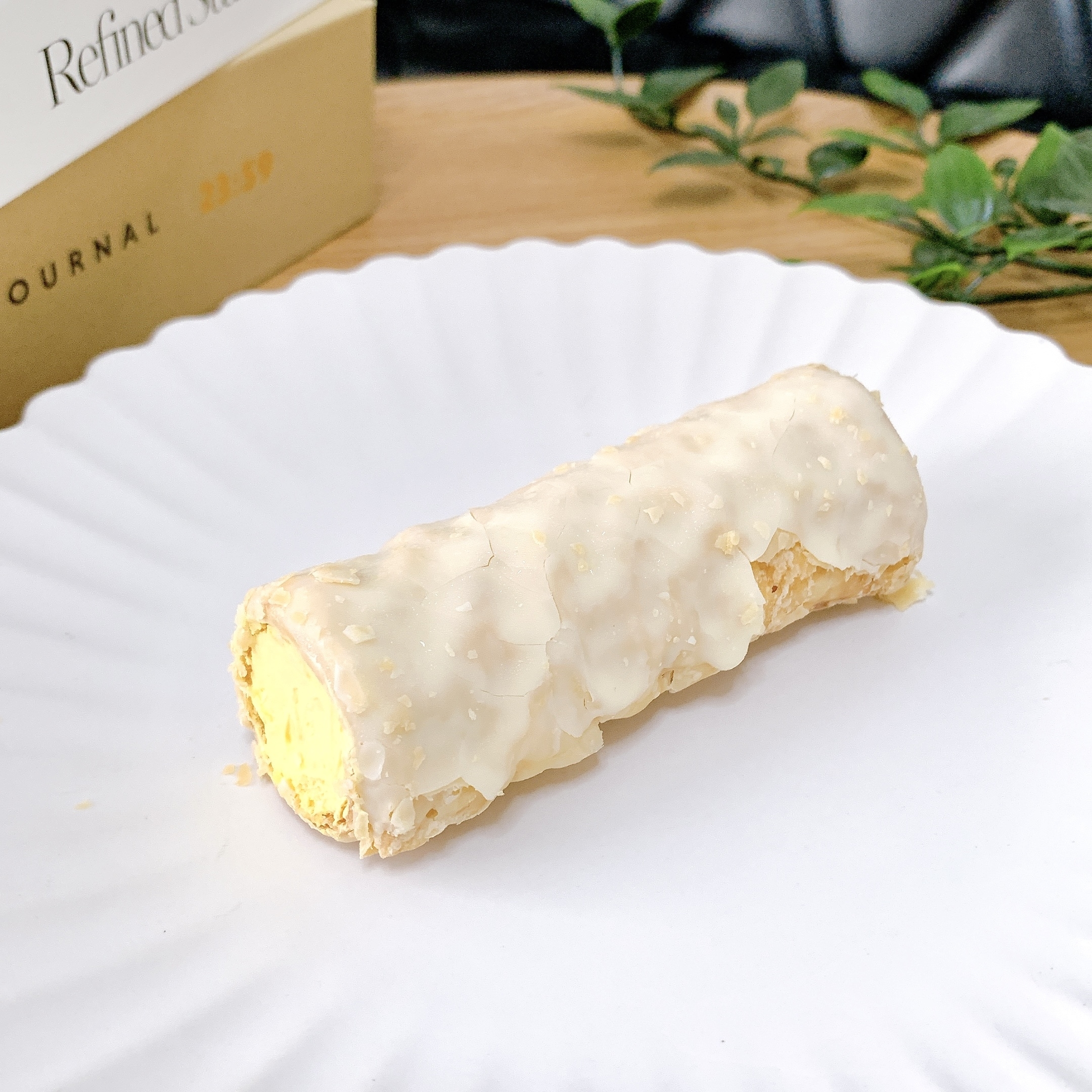 FamilyMart(ファミリーマート)のおすすめのスイーツ「凍ったまま食べるパイコロネ」