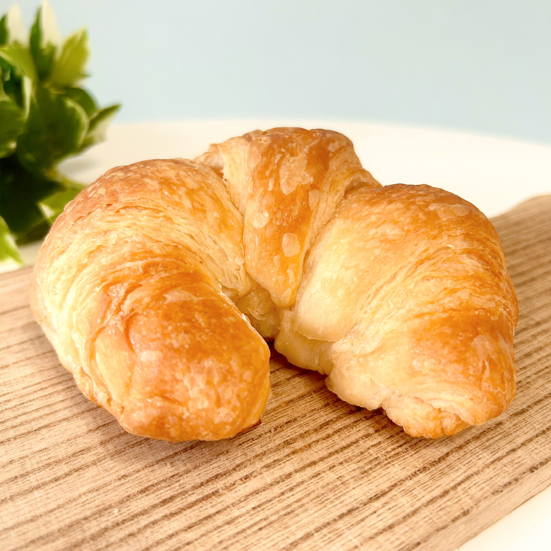 FamilyMart（ファミリーマート）のおすすめスイーツパン「［ブルーグリーン］ふんわりソイクロワッサン（つぶあん&amp;amp;ホイップ）