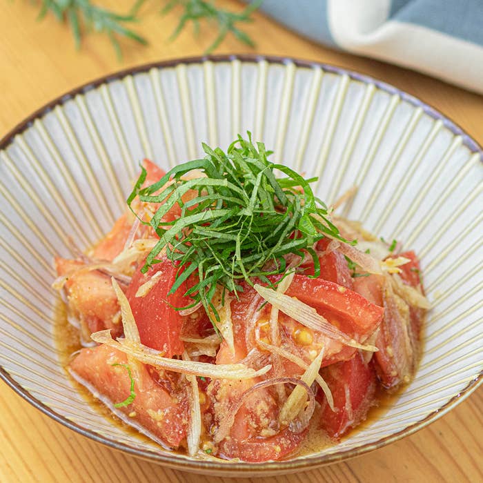 トマトと玉ねぎを使ったサラダ料理の盛り付け。