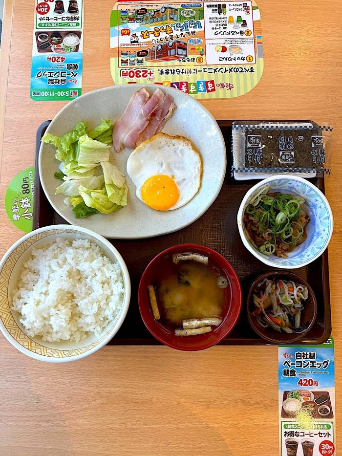 すき家のおすすめフード「牛小鉢ベーコンエッグ朝食」