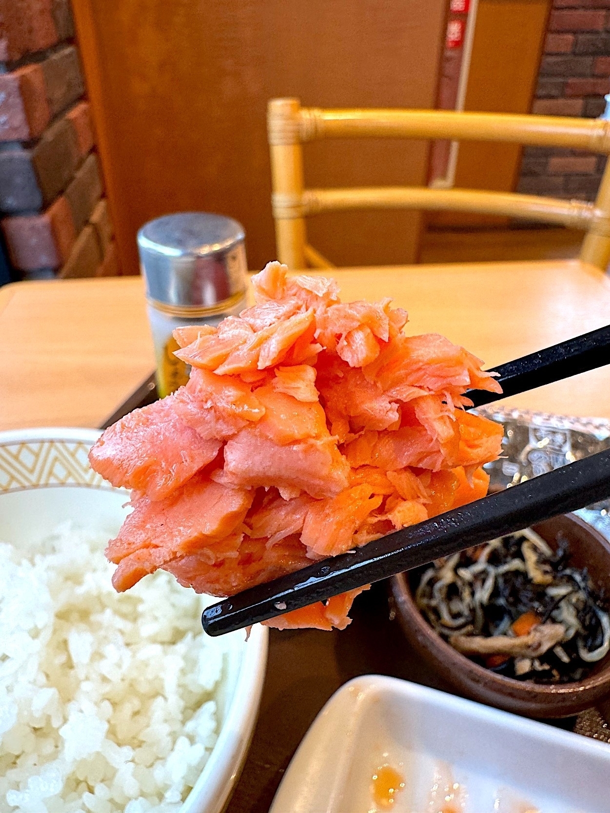 すき家のおすすめフード「焼鮭たまかけ朝食」