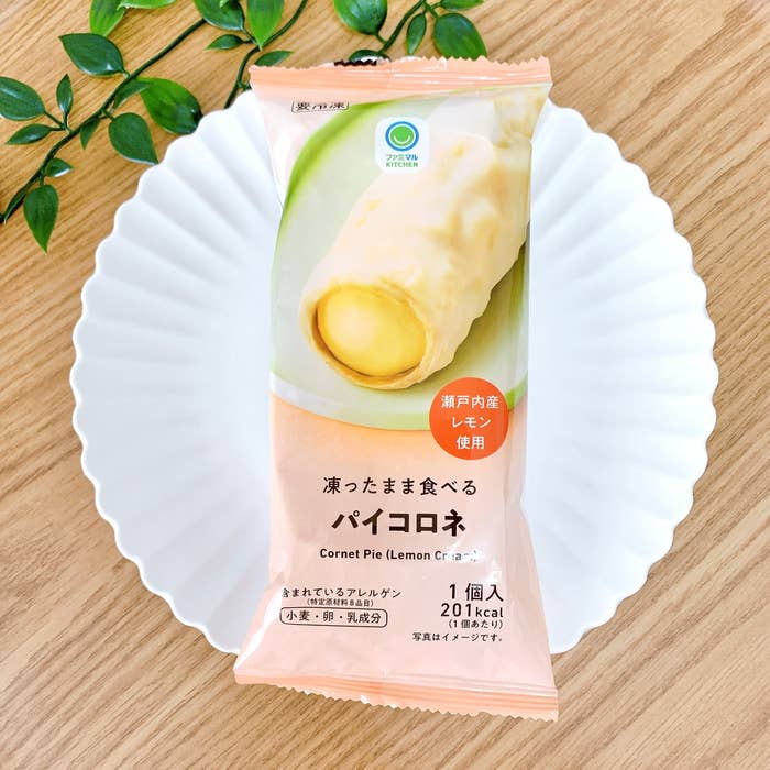 FamilyMart(ファミリーマート)のおすすめのスイーツ「凍ったまま食べるパイコロネ」