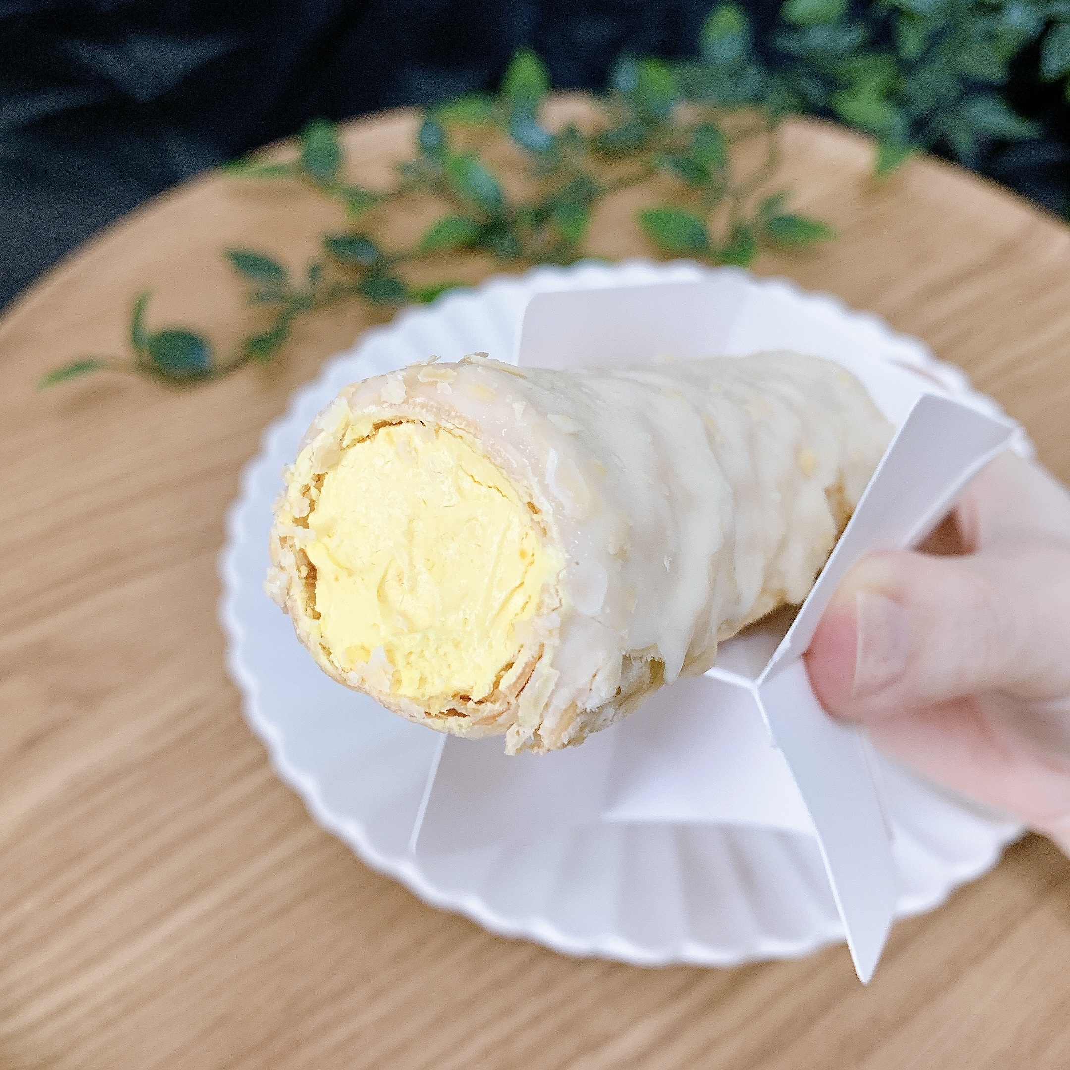 FamilyMart(ファミリーマート)のおすすめのスイーツ「凍ったまま食べるパイコロネ」