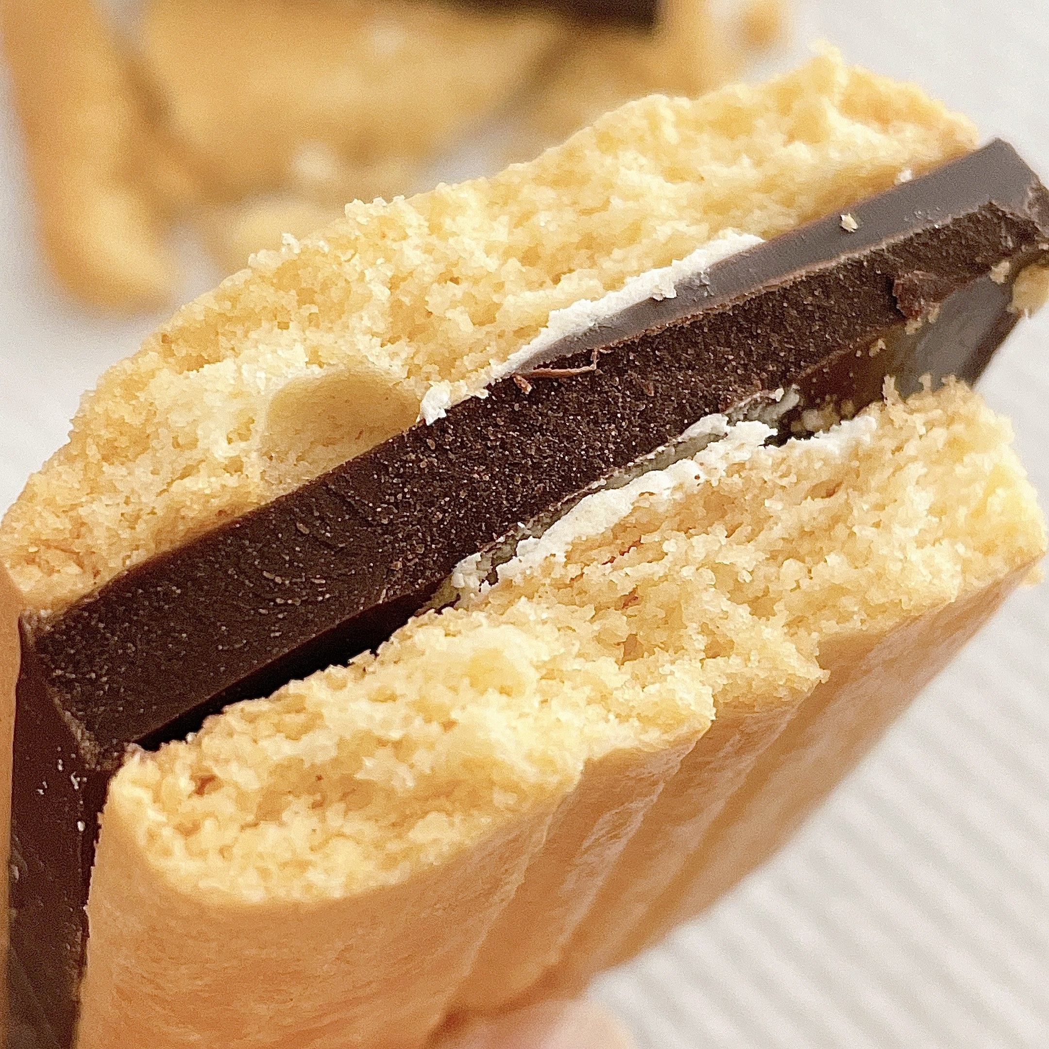 無印良品のおすすめのおかし「ビターチョコサンドクッキー」