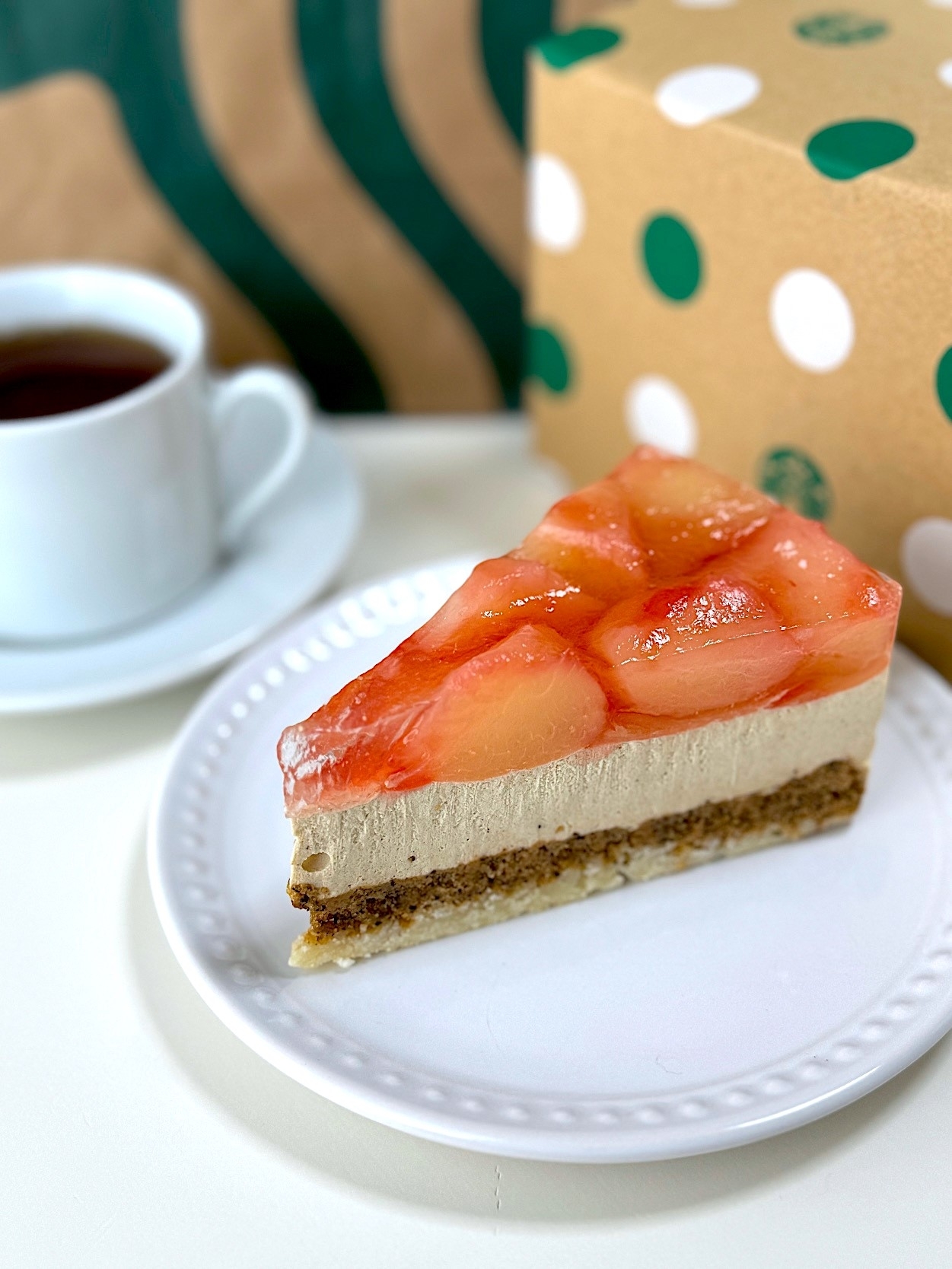 STARBUCKS(スターバックス)のおすすめスイーツ「白桃&アールグレイケーキ」