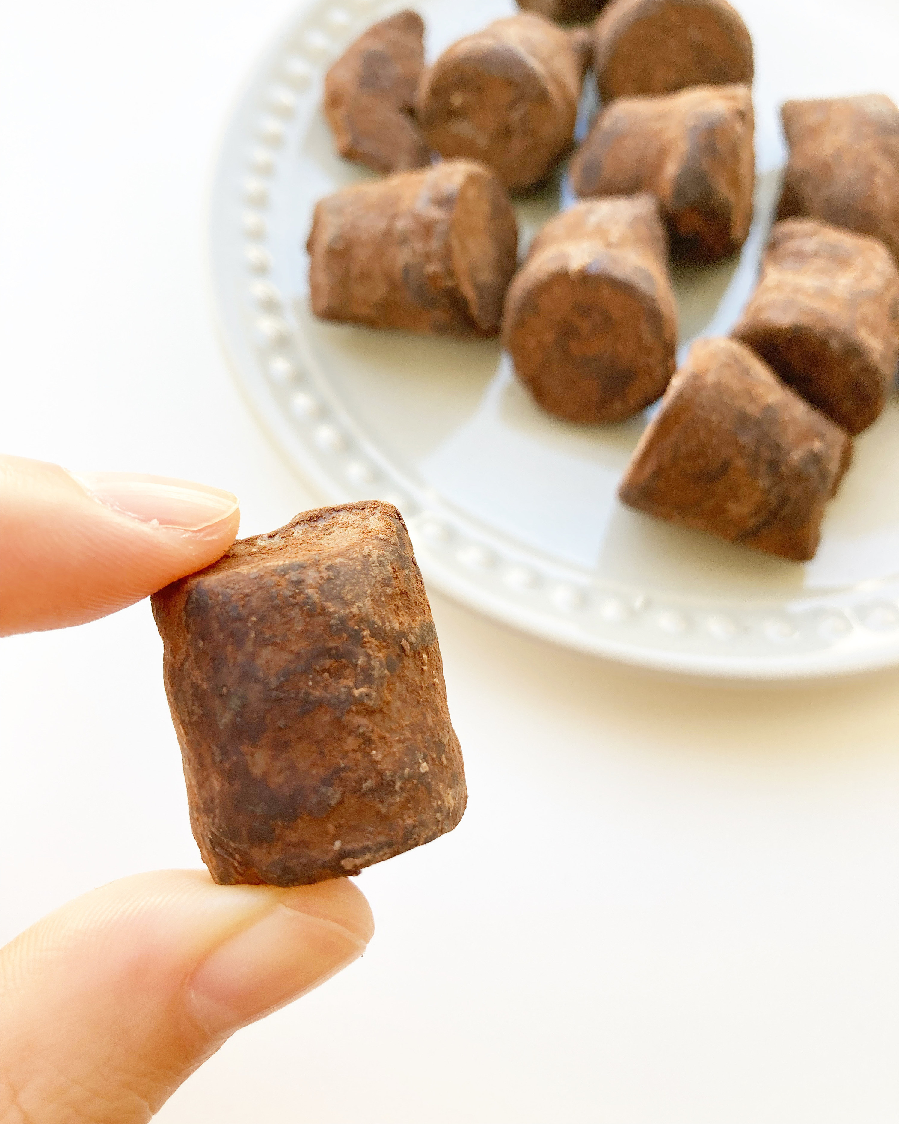 無印良品のおすすめお菓子「カカオトリュフ ラズベリーマカロン」