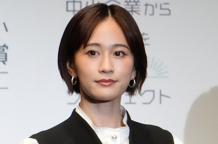 前田敦子、白いブラウスと黒いベストドレスを着て、スポンサーイベントに出席。