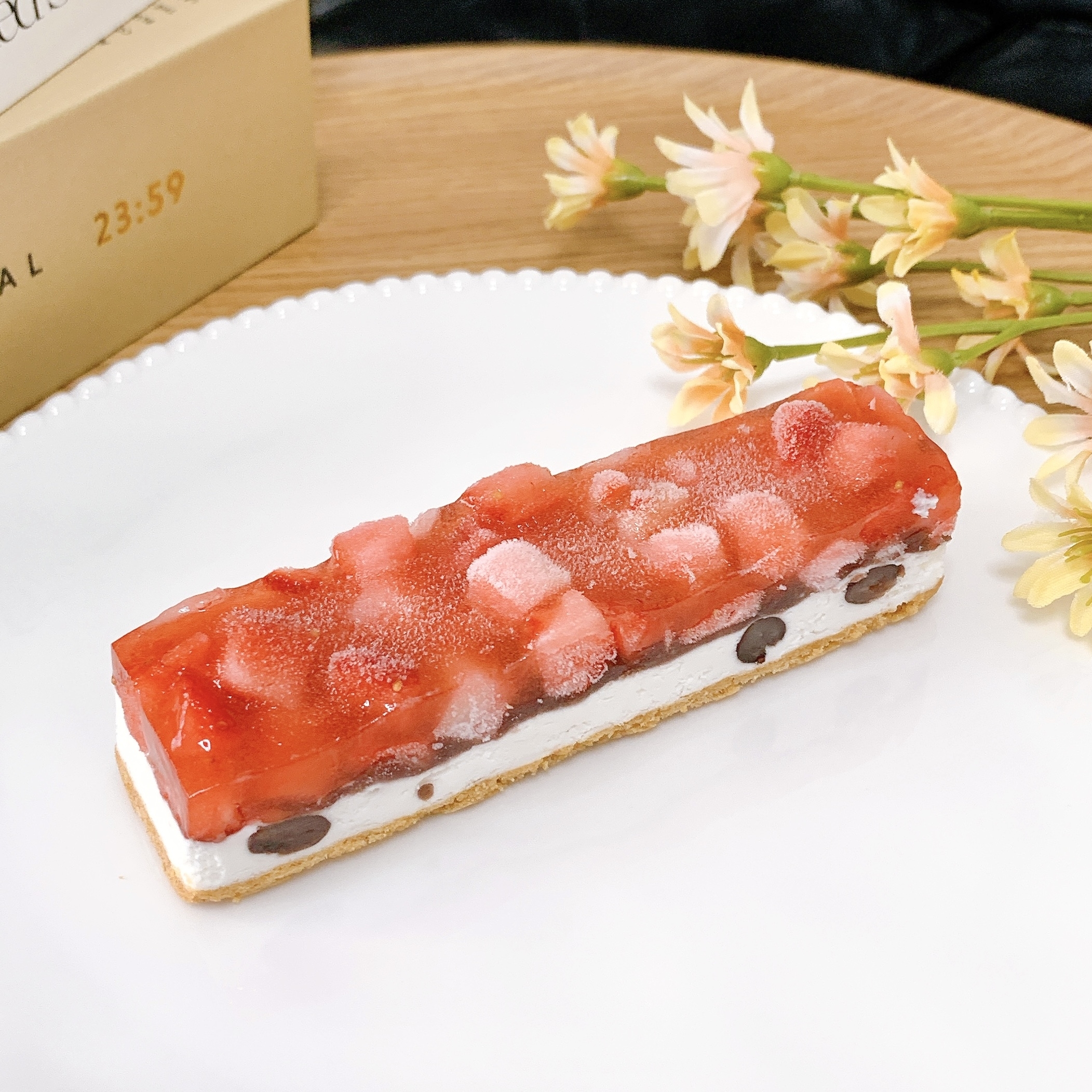 FamilyMart（ファミリーマート）のおすすめの冷凍スイーツ「凍ったまま食べるいちご小豆タルト」