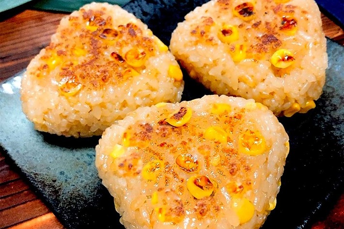 おにぎりの写真。焼き色がついた三つの三角形のおにぎりが皿に並んでいる。