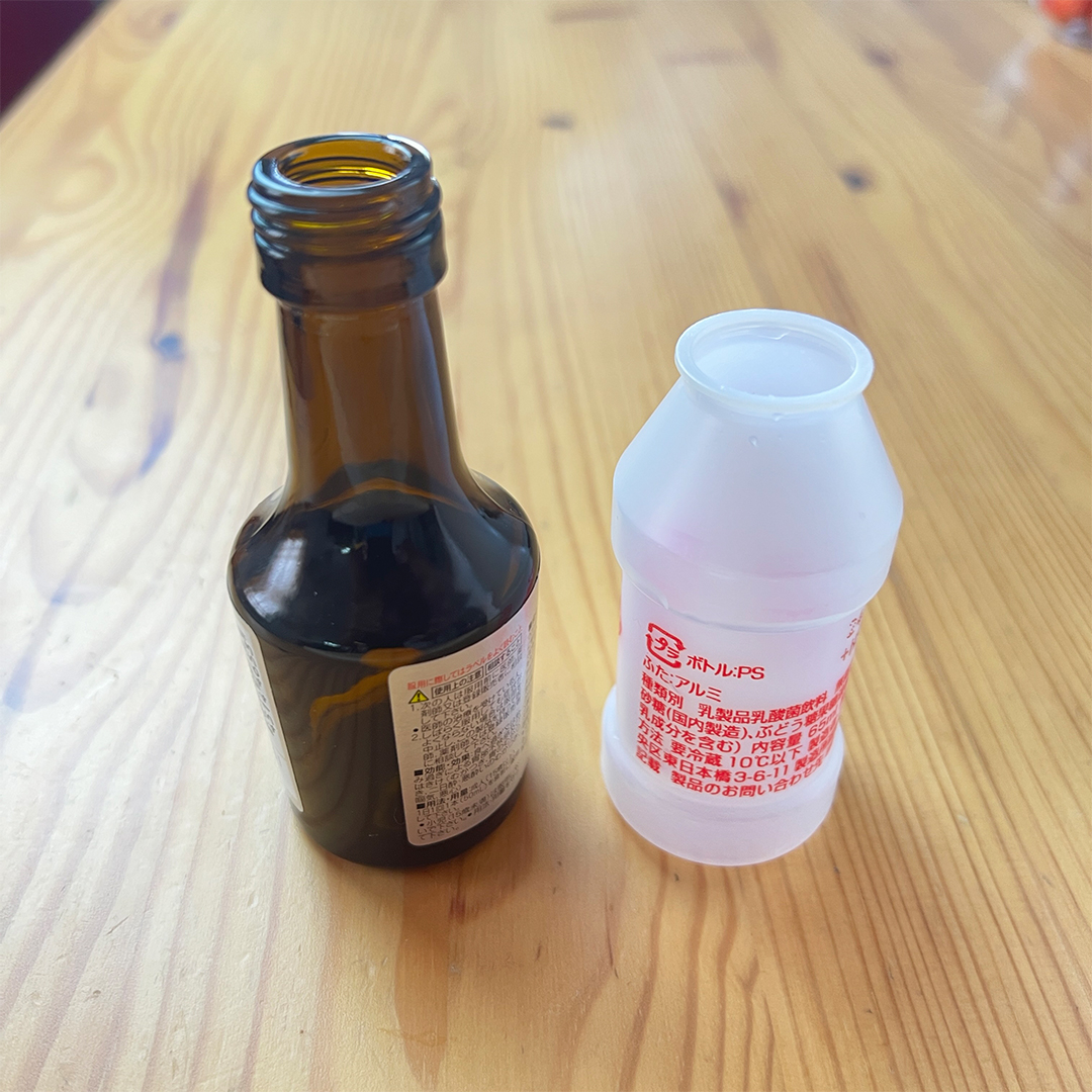 2つの飲み物の空き容器がテーブルの上に置かれています。