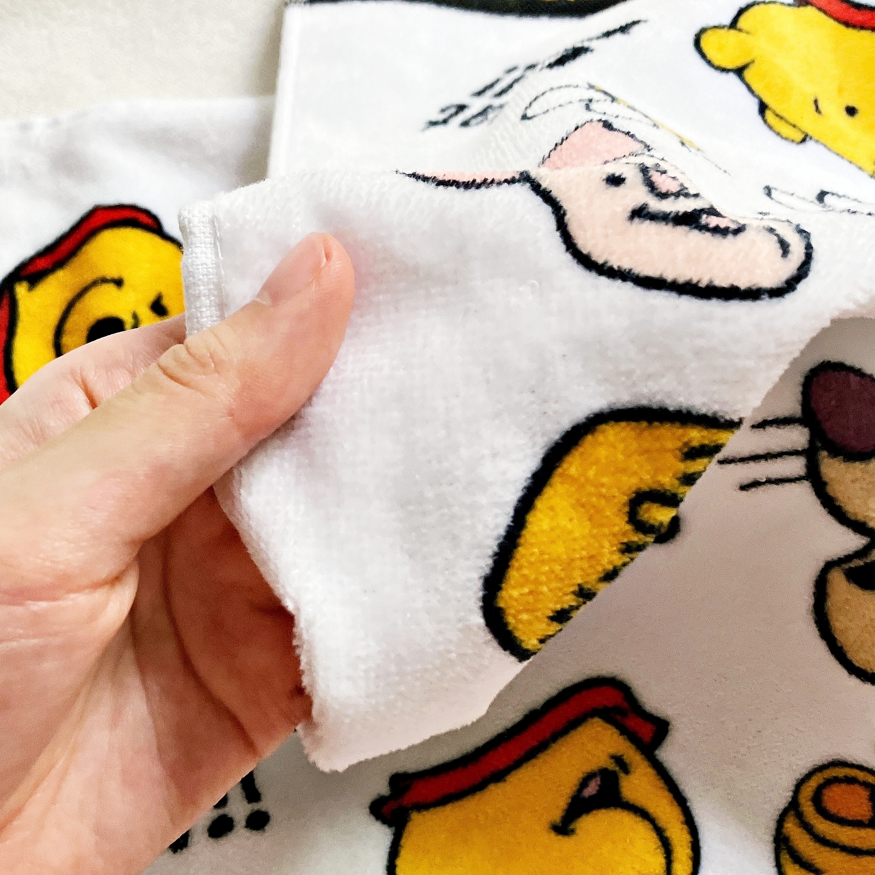 ディズニーランドのおすすめお土産「フェイスタオルロング くまのプーさん」