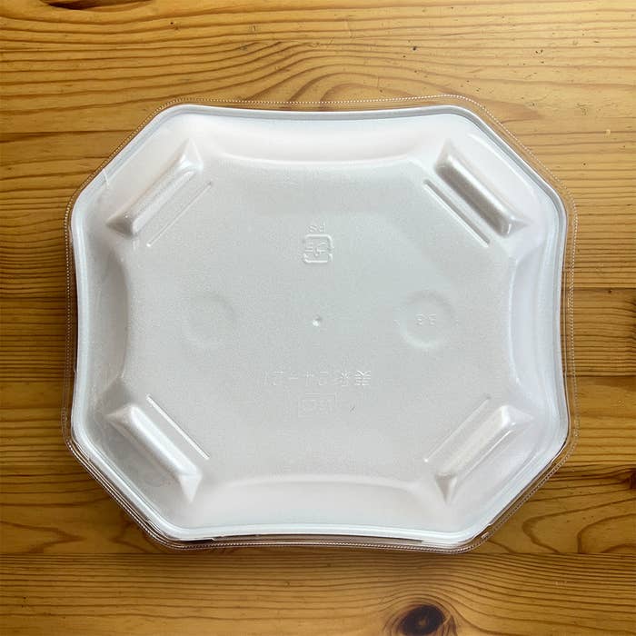 テーブルの上に置かれた白い使い捨て食品容器の上部。