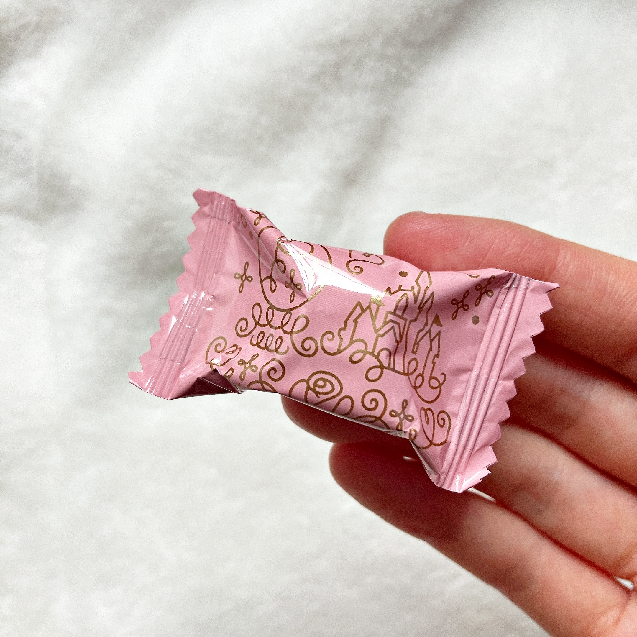 ディズニー土産】一目惚れして即レジした！宝石箱みたいな「ハートのお菓子缶」ミッキー＆ミニーがラブラブでかわいい〜！《購入レビュー》