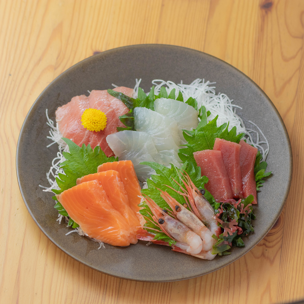 禁断の裏技】パックのお刺身盛り合わせを3秒でお皿に盛り直す方法｜Tasty