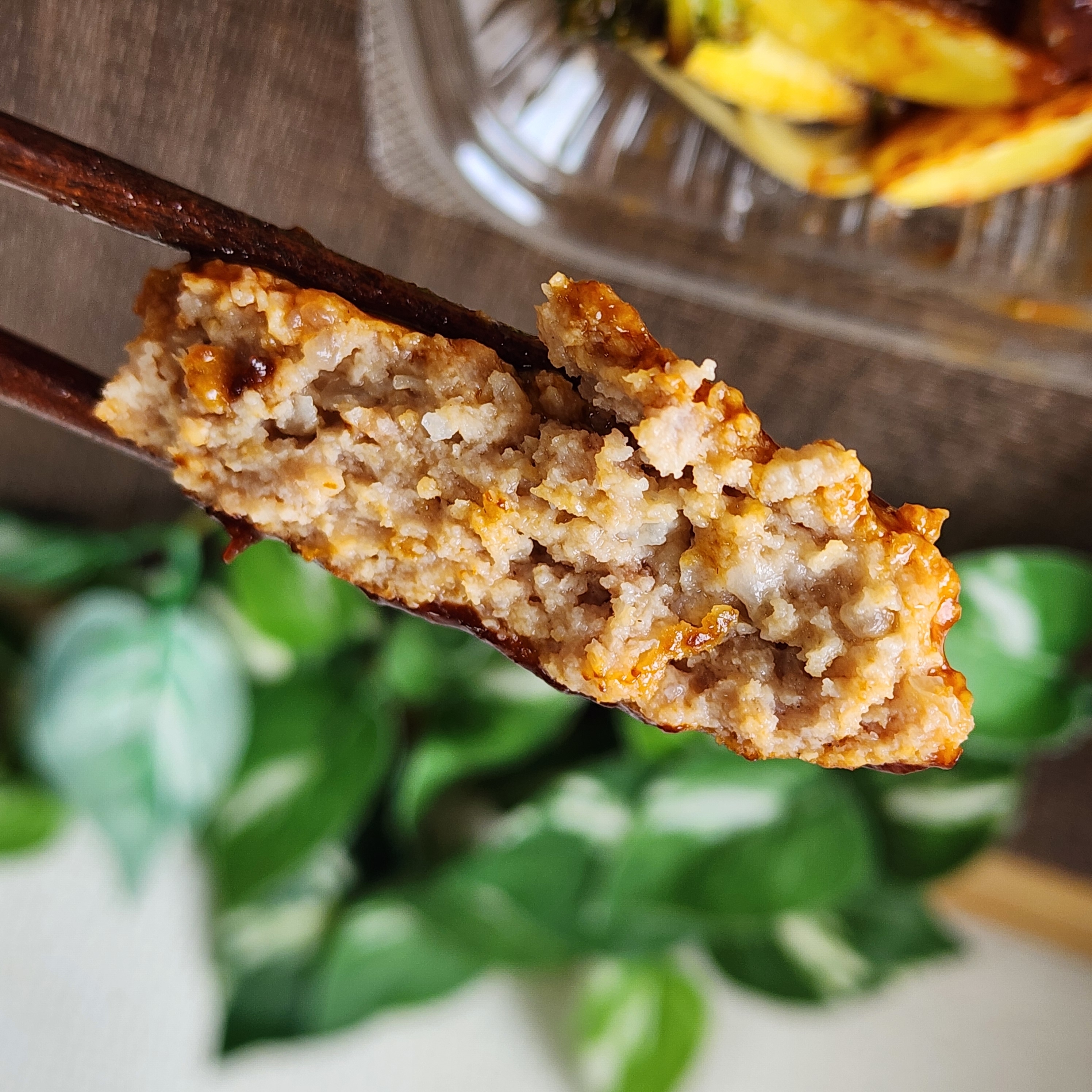 ほっともっとのおすすめフード「牛すじと野菜をじっくり煮込んだデミソース デミグラスハンバーグ弁当」