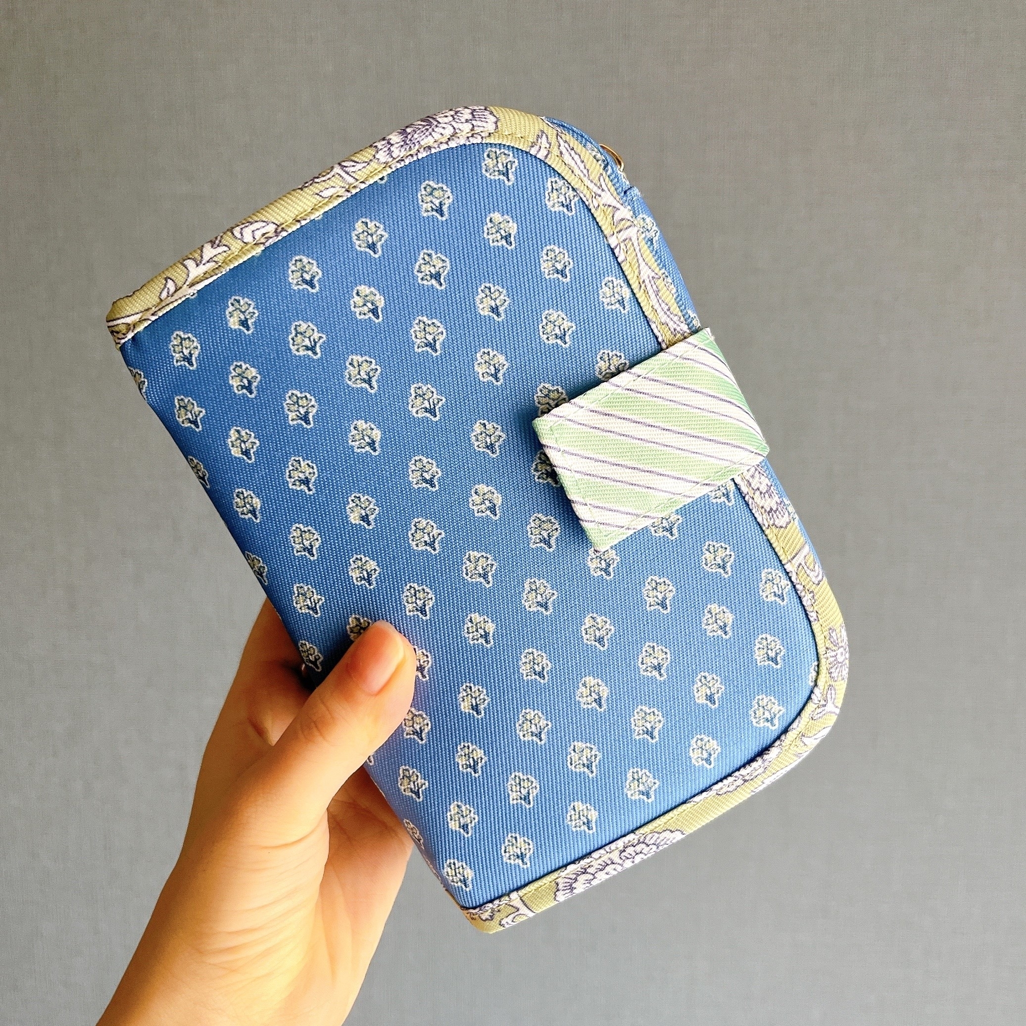 アフタヌーンティーのオススメのグッズ「ブロックプリント調そのままメイクポーチ」