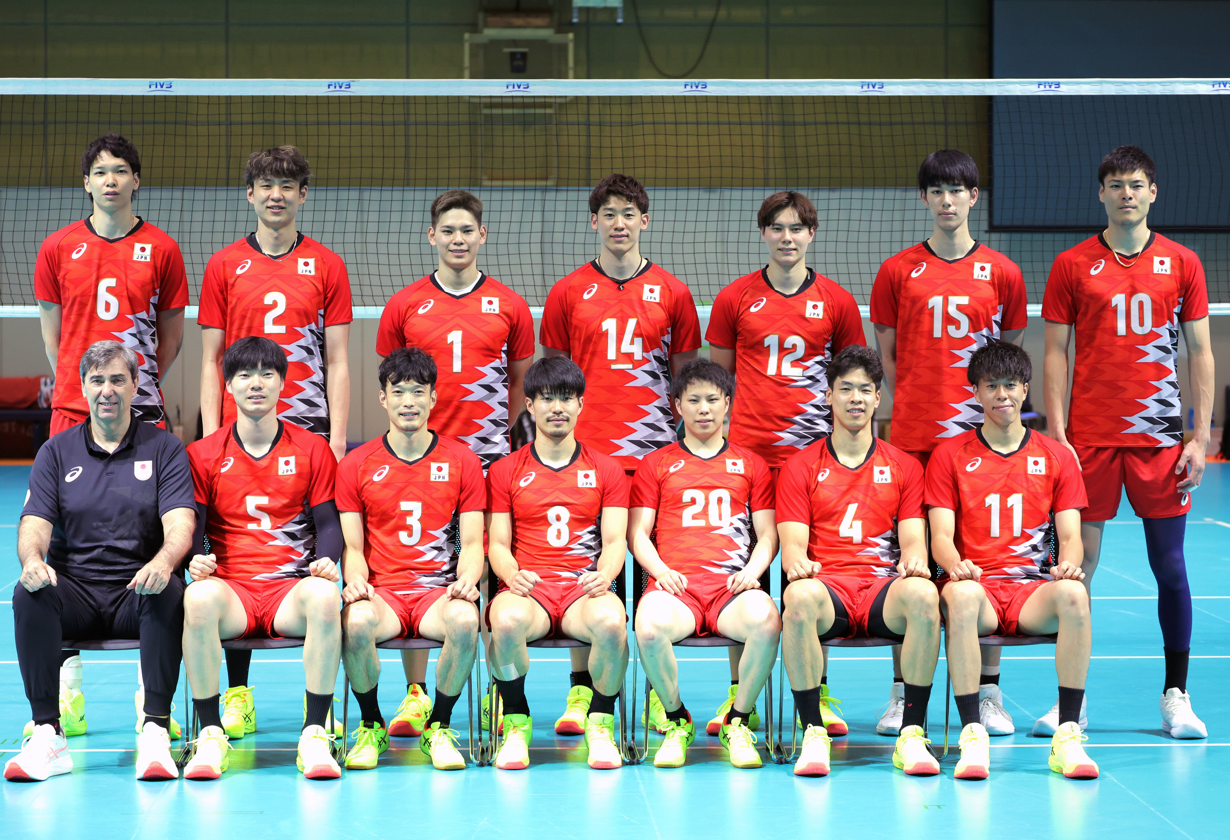 パリ五輪】バレー高橋藍、日本代表メンバーとの自撮りショット