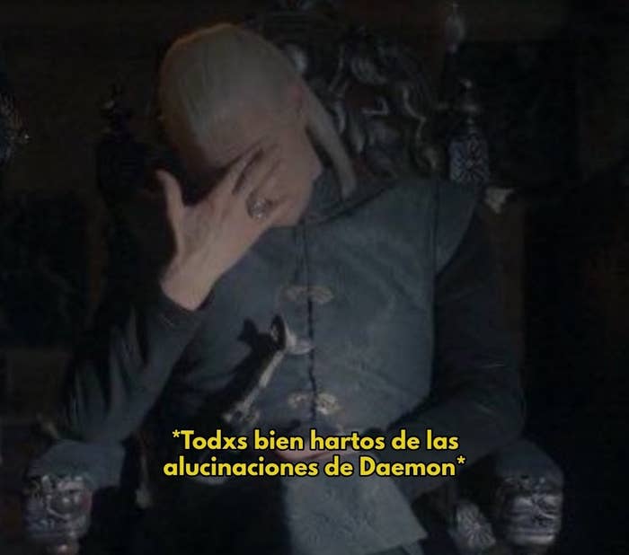 Personaje con cabello largo y claro se cubre la cara con la mano. Texto en la imagen: "<em>Todxs bien hartos de las alucinaciones de Daemon</em>"