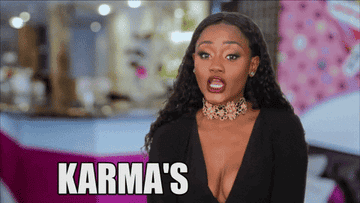 Mujer con vestido escotado negro y collar dorado habla en un programa de televisión. La imagen incluye el texto: "KARMA'S"