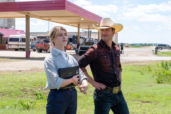 Glen Powell and Daisy Edgar Jones in Twisters