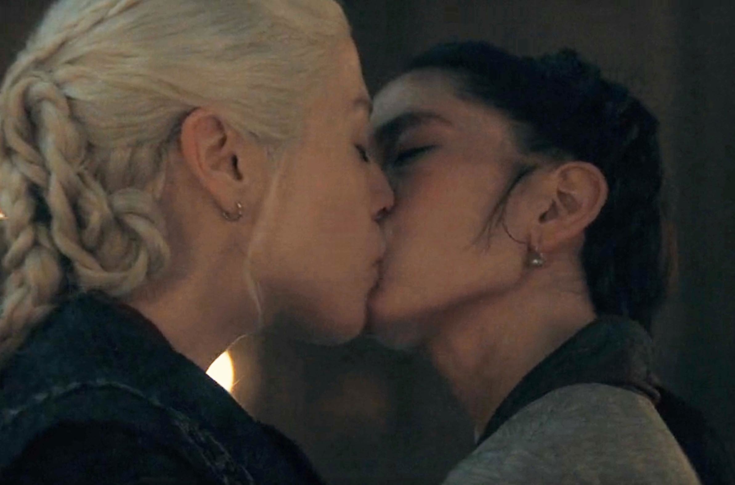 Rhaenyra and Mysaria kissing