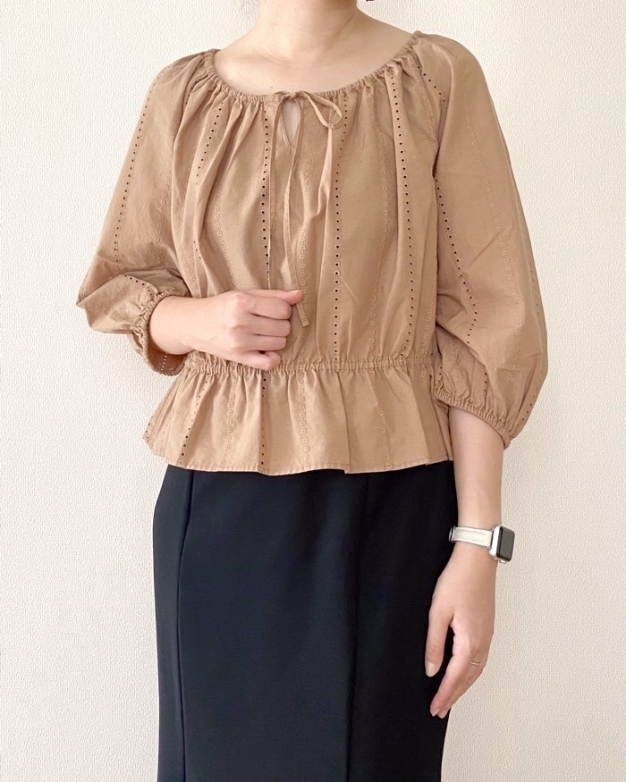 ユニクロのおすすめシャツ「エンブロイダリーブラウス（7分袖）」