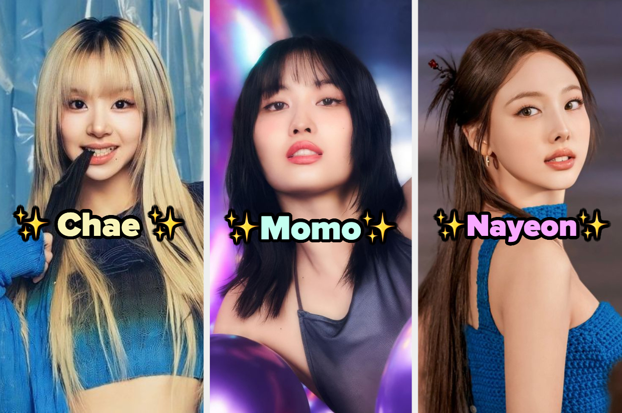 Chae lleva un suéter azul, Momo un top negro y Nayeon un vestido azul sin mangas. Todas posan sonrientes y peinadas con estilo. Sus nombres están escritos