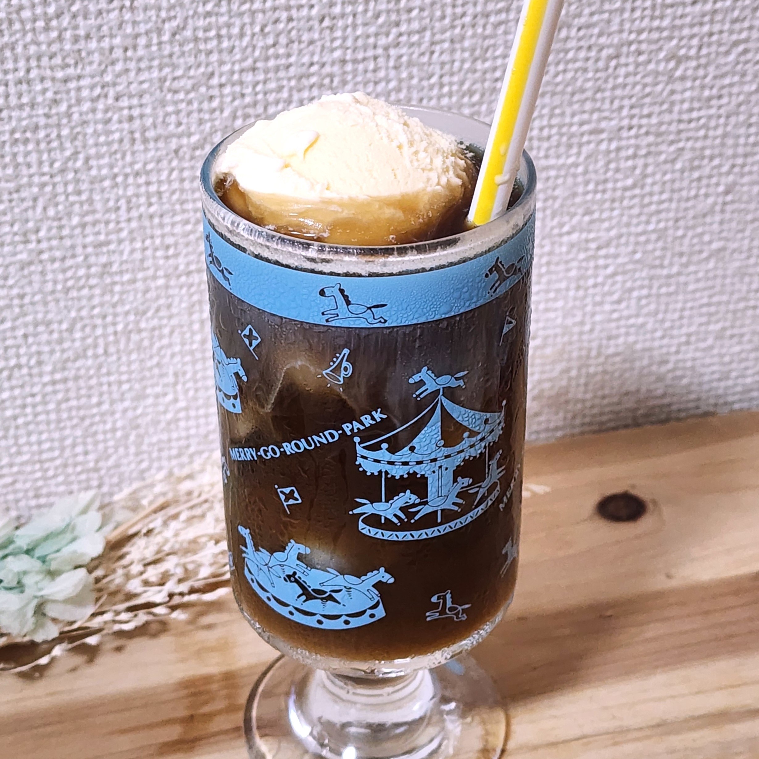 フェリシモのおすすめ雑貨「シモジマコラボ レトロかわいい包装紙柄の脚付きグラス」