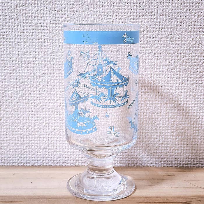 フェリシモのおすすめ雑貨「シモジマコラボ レトロかわいい包装紙柄の脚付きグラス」