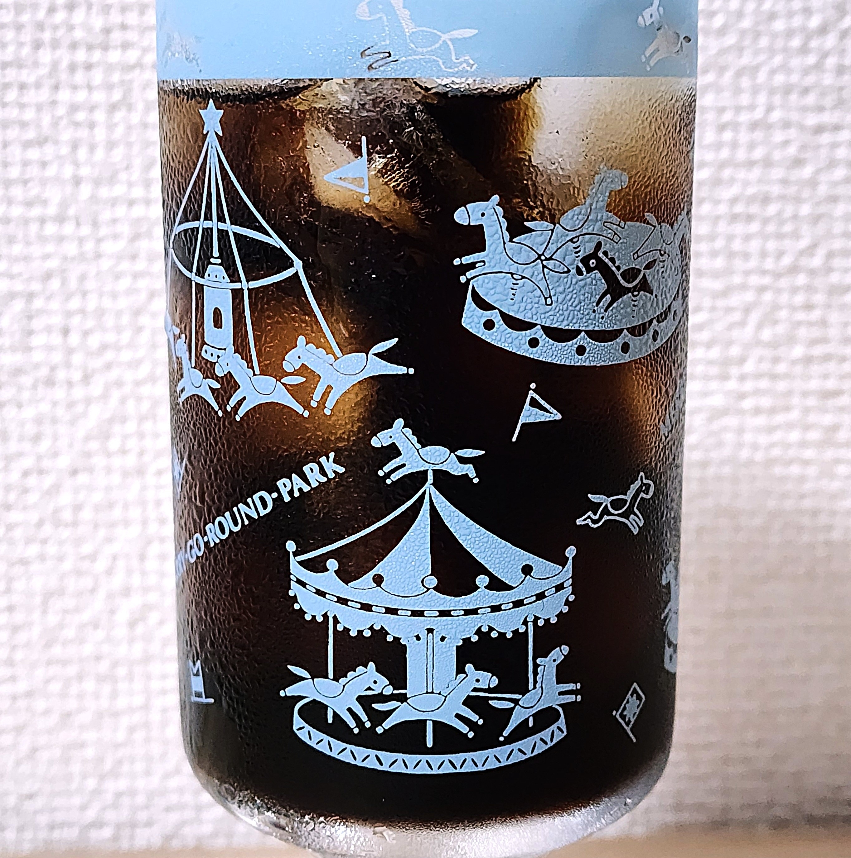 フェリシモのおすすめ雑貨「シモジマコラボ レトロかわいい包装紙柄の脚付きグラス」