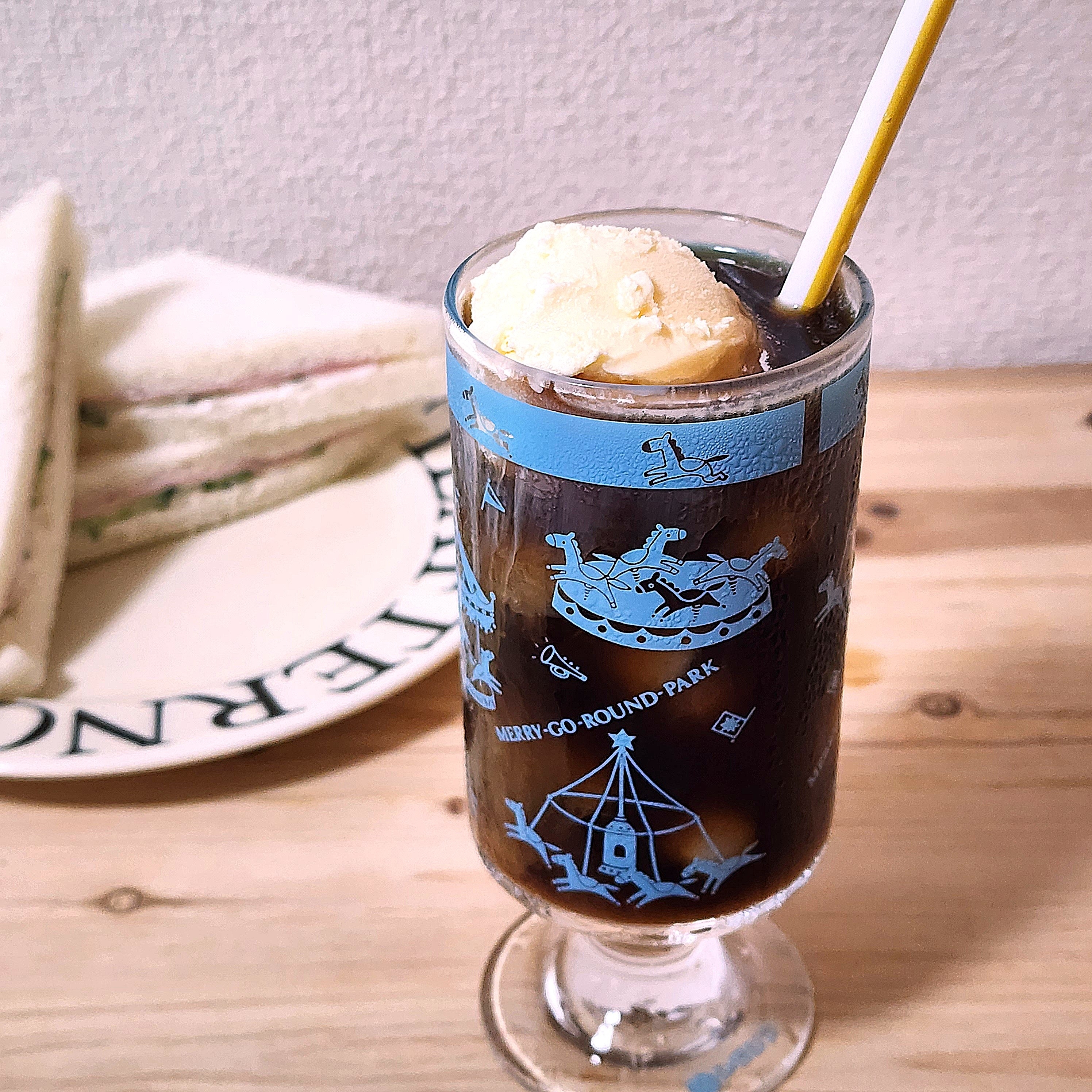 フェリシモのおすすめ雑貨「シモジマコラボ レトロかわいい包装紙柄の脚付きグラス」