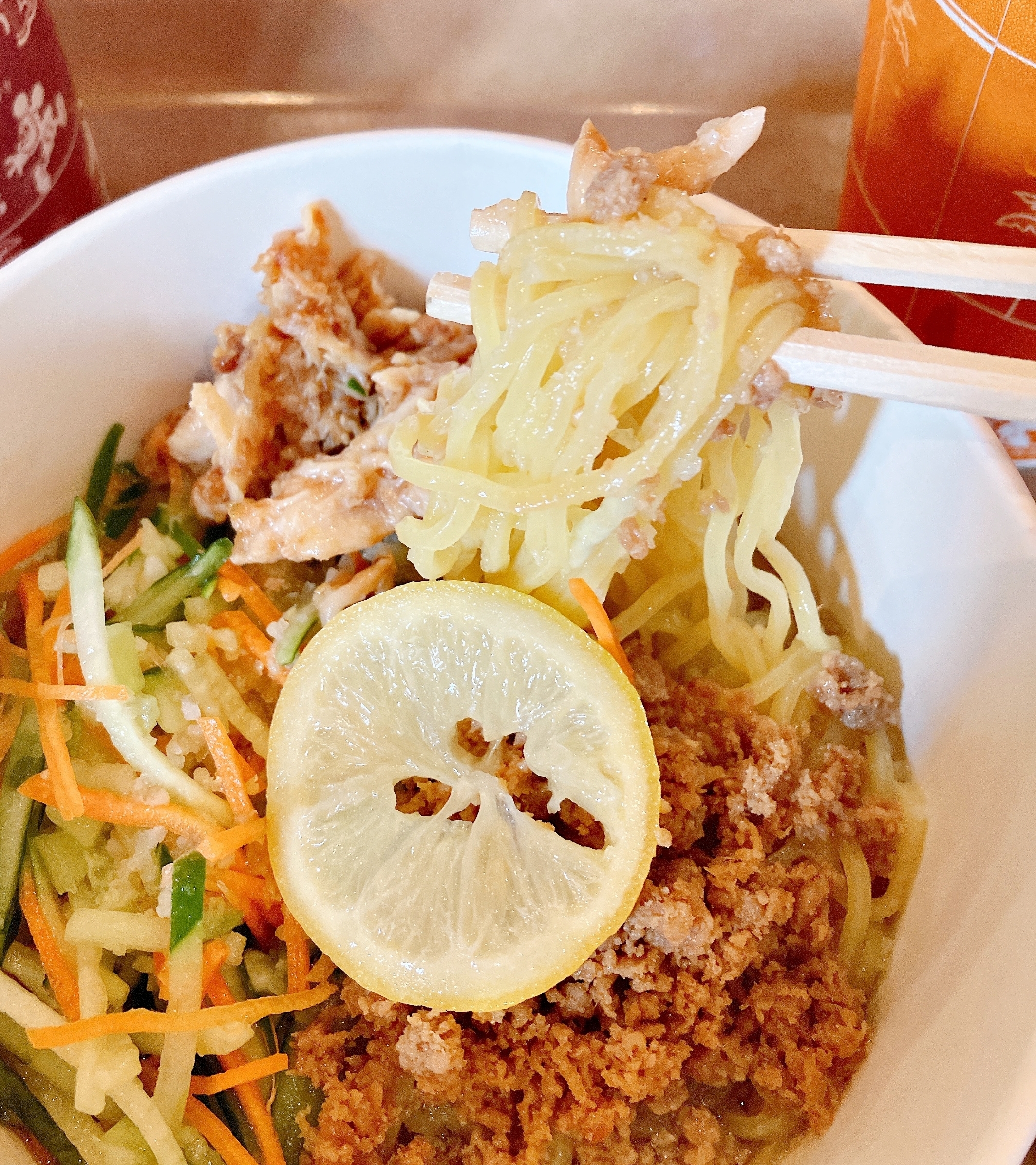 ディズニーシーのおすすめひんやりフード「チキン&ベジタブルの冷やし麺(塩レモン)」