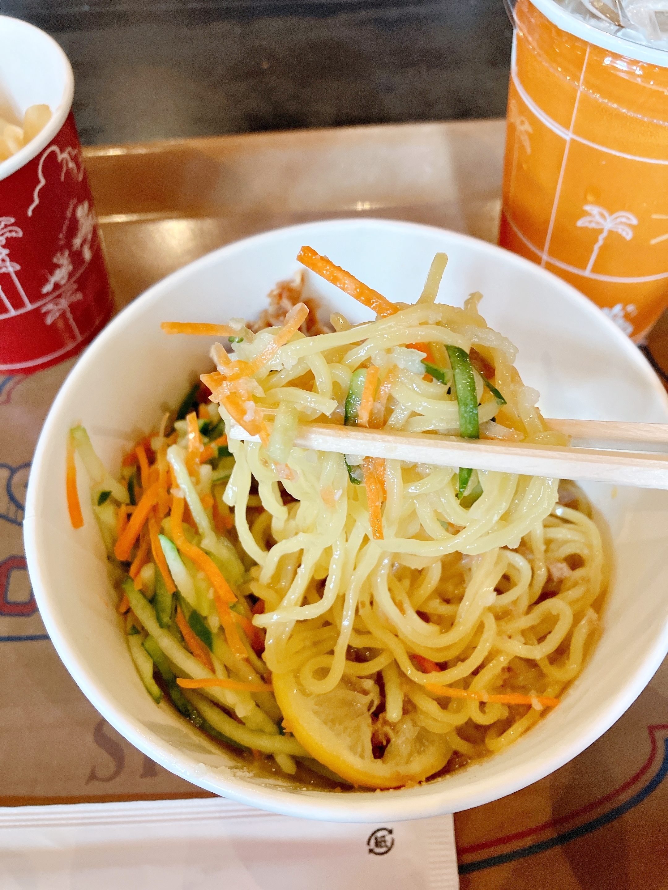 ディズニーシーのおすすめひんやりフード「チキン&ベジタブルの冷やし麺(塩レモン)」