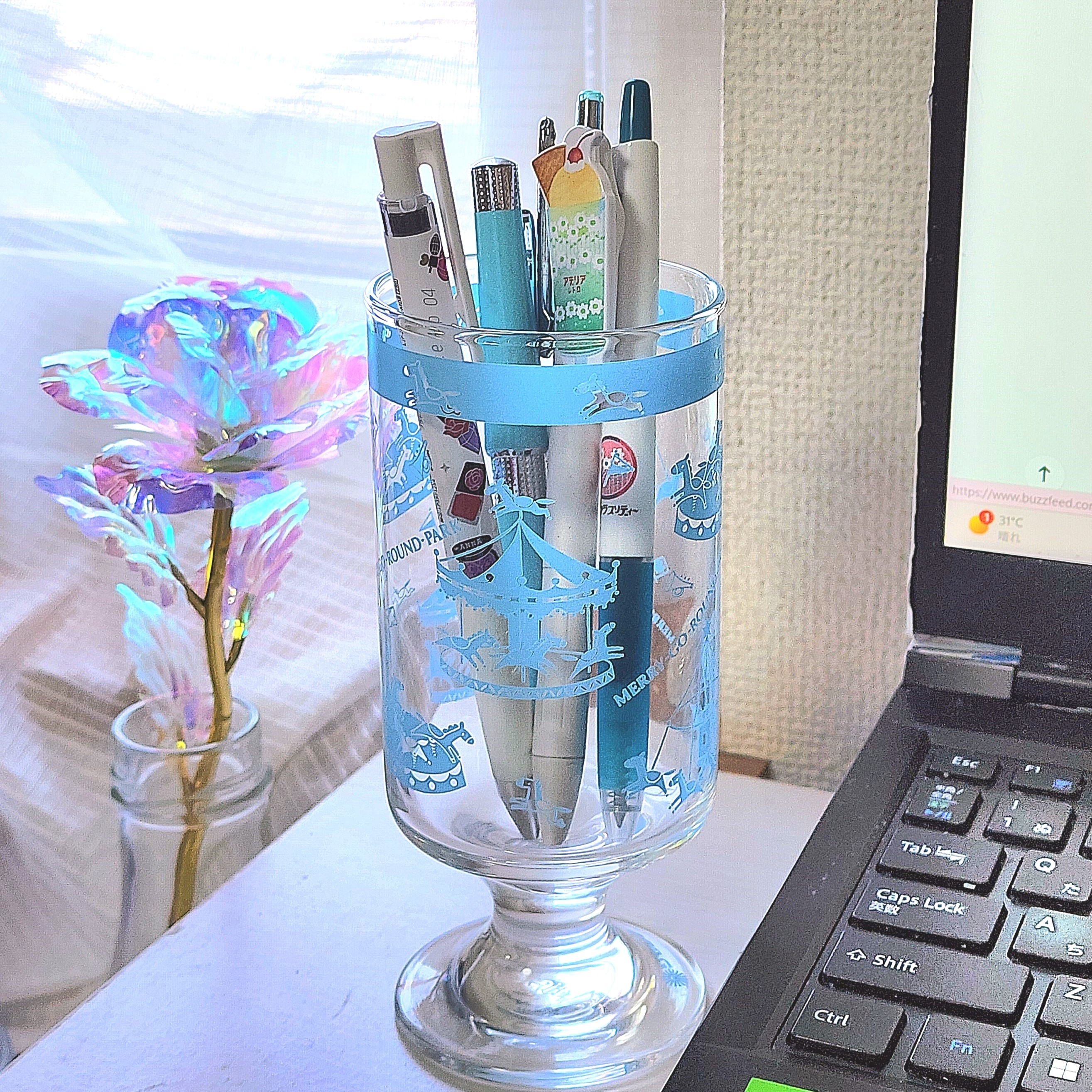 フェリシモのおすすめ雑貨「シモジマコラボ レトロかわいい包装紙柄の脚付きグラス」