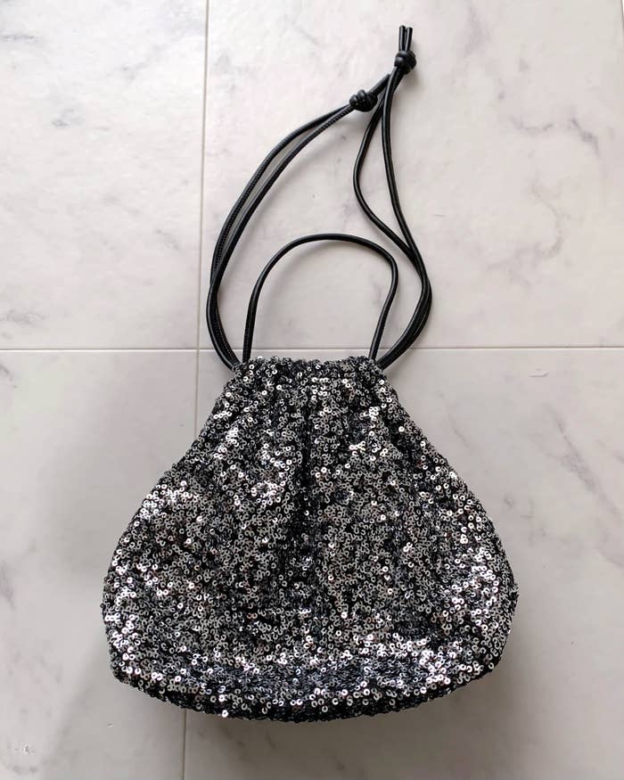 GU(ジーユー)のおすすめファッションアイテム「スパンコールバッグ+E」